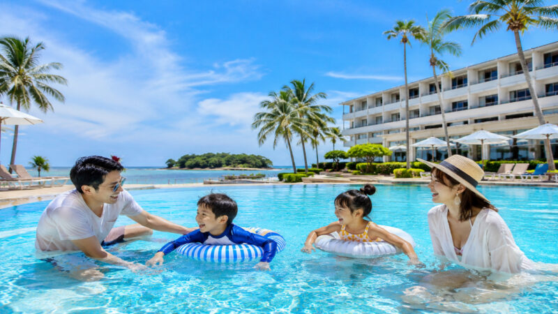 青島リゾート風ホテルのプールで夏休みを楽しむ日本人家族