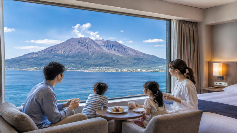 桜島を眼前に望む鹿児島のホテルで家族旅行を楽しむ日本人家族