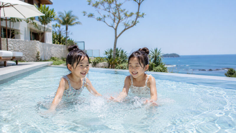 海辺リゾート風ホテルのプールで楽しむ姉妹の様子