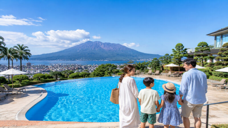 鹿児島のプール付きリゾートホテルで夏休みを楽しむ日本人家族
