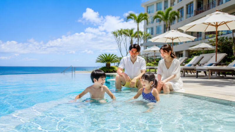 海辺のリゾートホテルで過ごす家族旅行イメージ