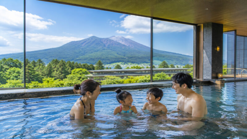 霧島の温泉リゾートホテルで家族旅行を楽しむ日本人家族