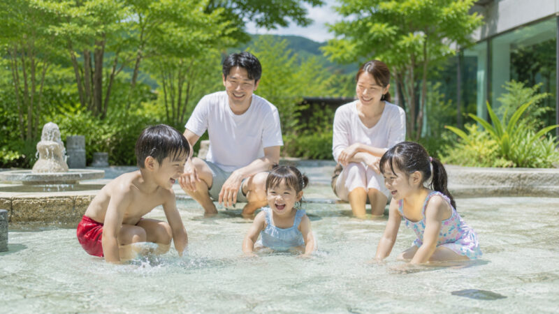 熊本 阿蘇 キッズプールで遊ぶ子供たち イメージ
