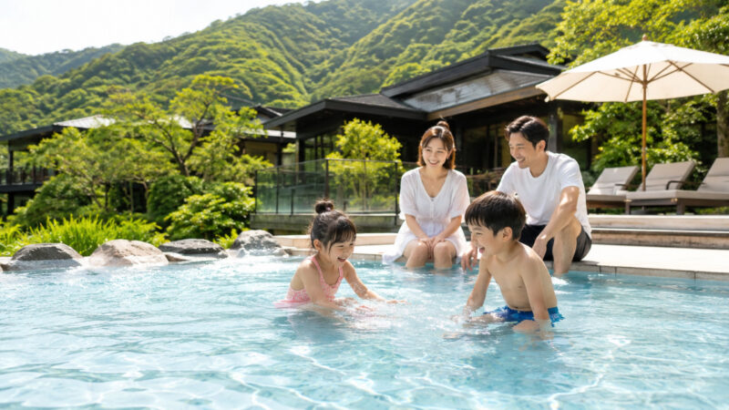 佐賀の子連れ向けプール付きホテルで遊ぶ家族