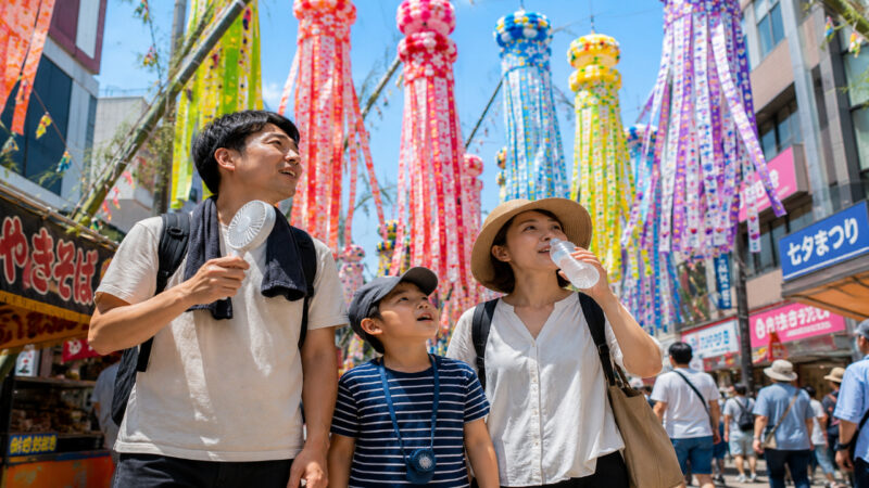 仙台七夕まつりを子連れ家族で楽しみながら暑さ対策をして観光するイメージ